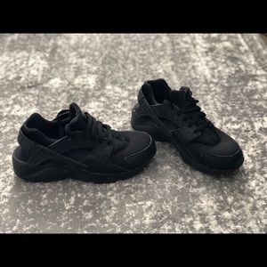 Size Youth 6.5 (women’s 8.5) Black Nike Hurache
